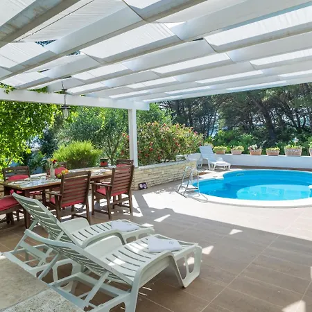 Spacious In Molat With Pool Vakantiehuis Brgulje