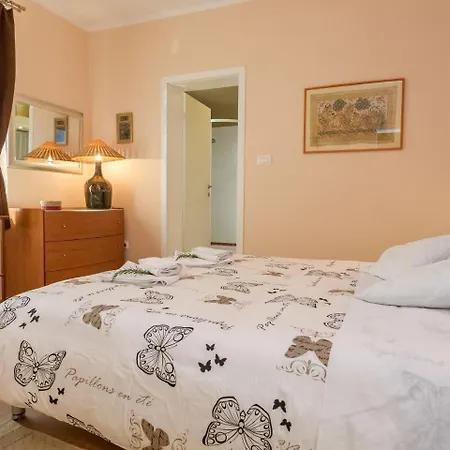 Spacious In Molat With Pool