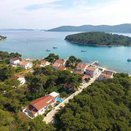 Spacious In Molat With Pool Brgulje